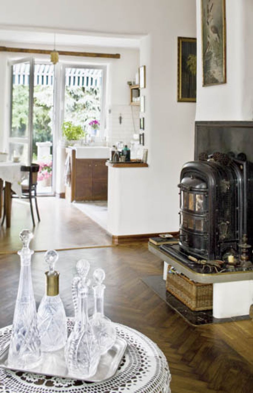 Francuski kominek z efektowną płytą przyjechał z Belgii, a kupili go w Białymstoku.