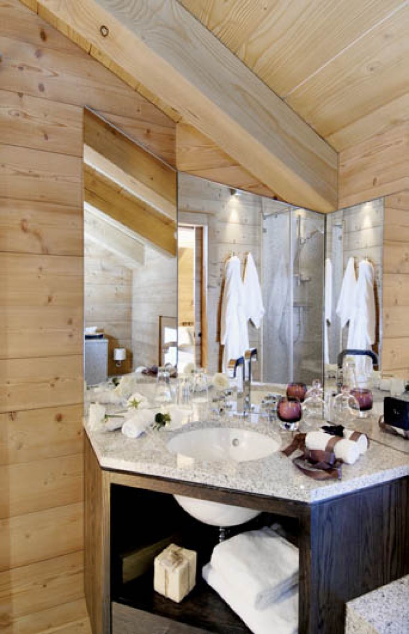 Umywalka w kącie - w takim lustrze można się obejrzeć ze wszystkich stron.