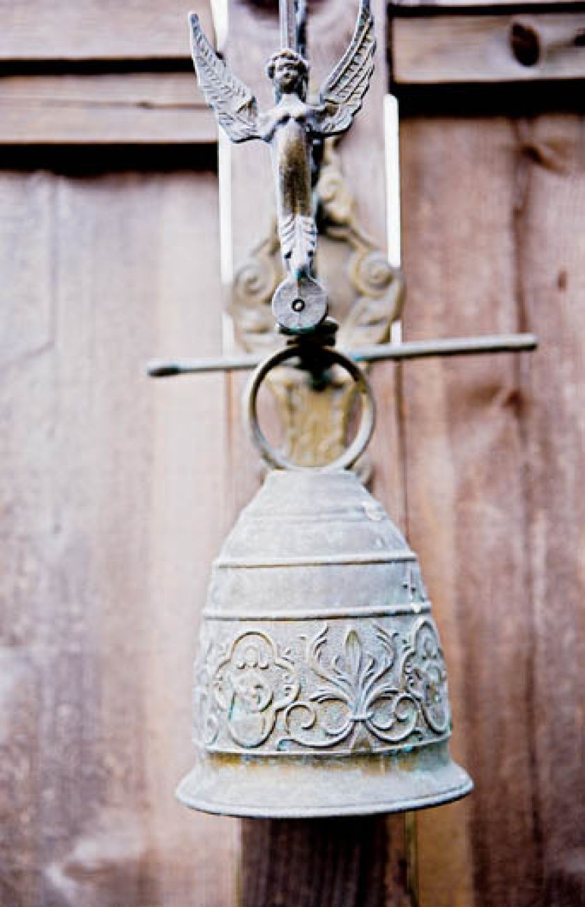 Z figurą anioła, Kalifornia, USA. Dzwonek z kolekcji Lecha Pileckiego