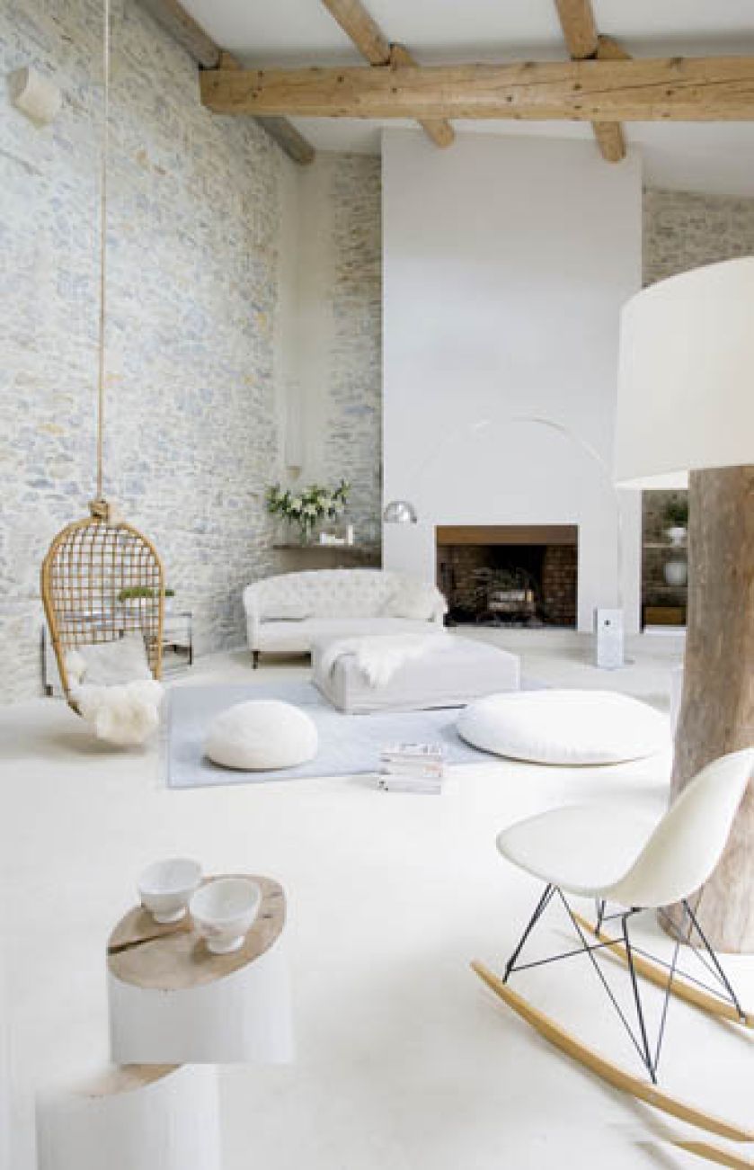 Żeby ocieplić surowe kamienne wnętrza wybrano spokojne kolory: od kremowych po beże i dołożono do tego najbardziej miękkie ze