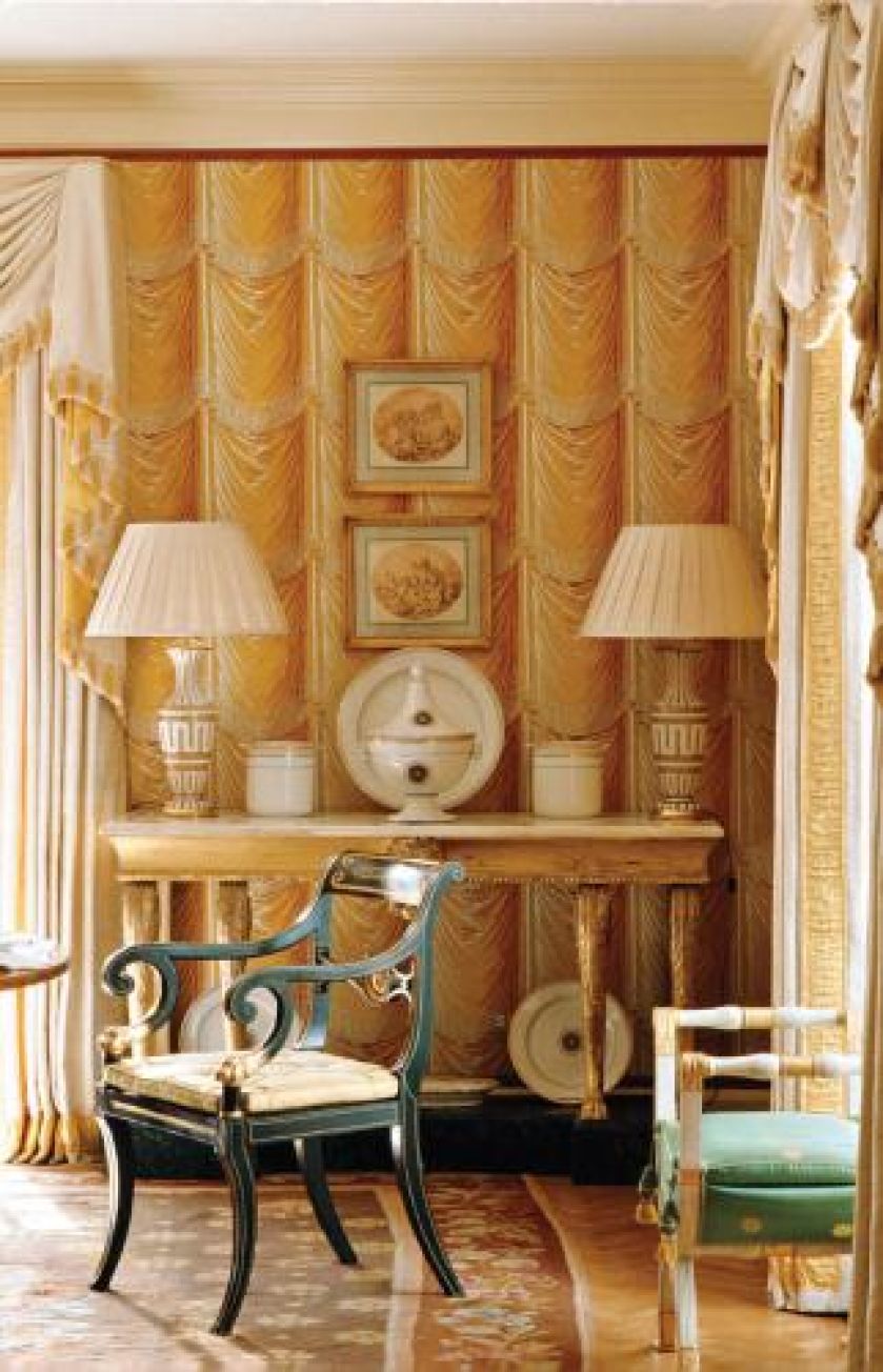 Stylizowane krzesło ze złoconymi łapami lwa. INSIDE/EAST NEWS.