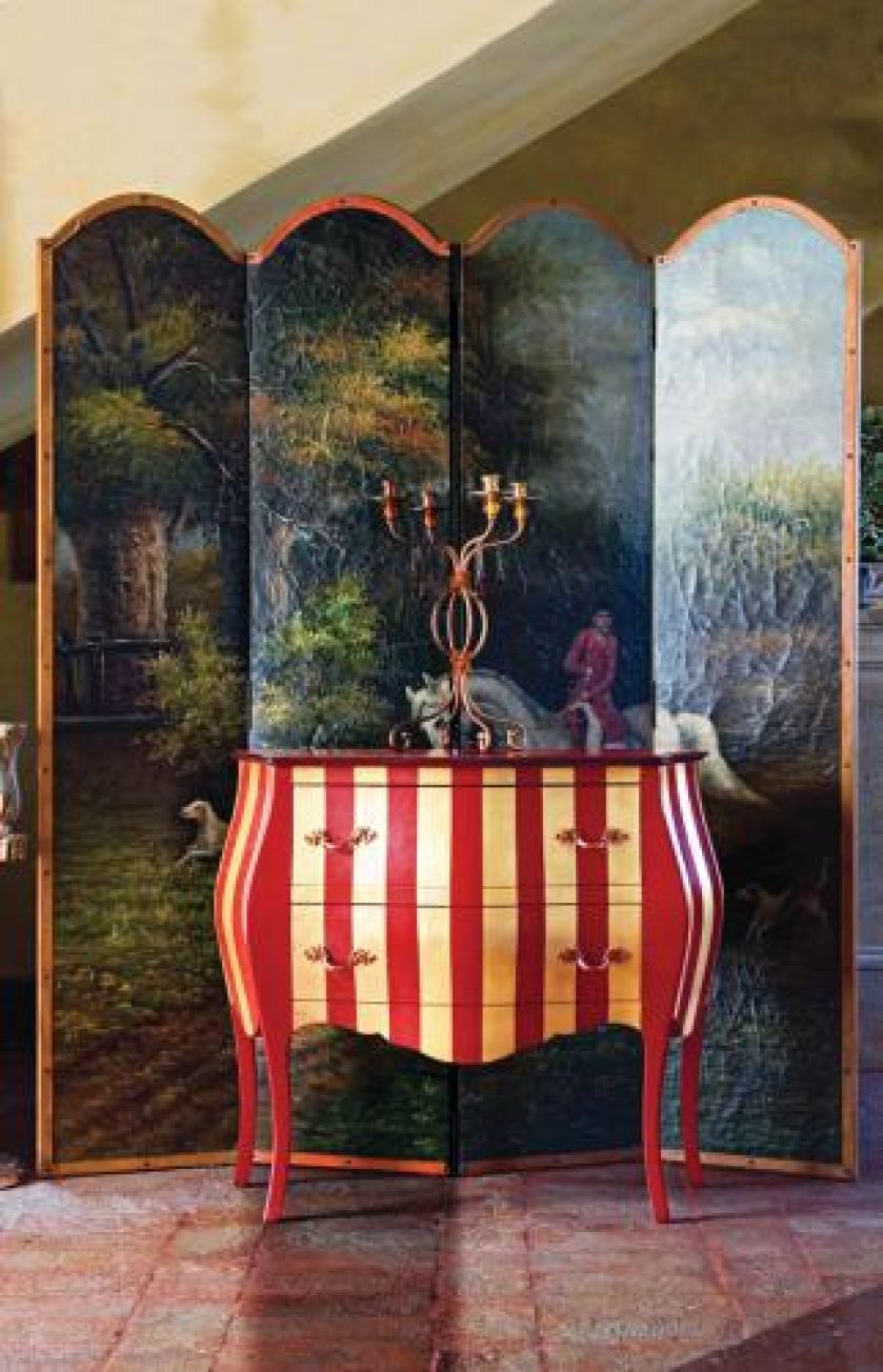 Za komodę w paski zapłacimy 8550 zł. MAX-FLIZ