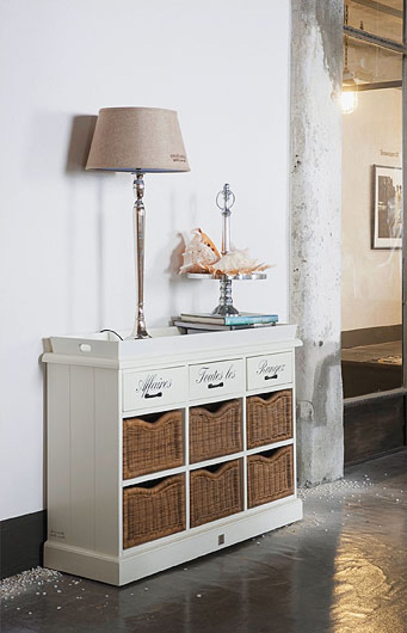 Od Riviera Maison ma sześć wyplecionych z trzciny szuflad-koszy oraz tacę. Cena – 4 283 zł. HOUSE MORE