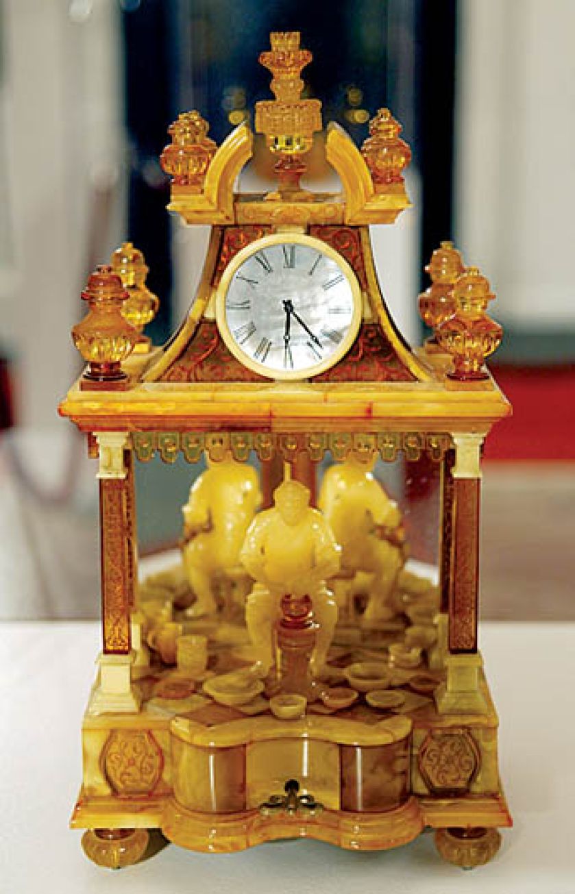 Pozytywka ukryta w zegarze z bursztynu, Niemcy, DPA/FORUM