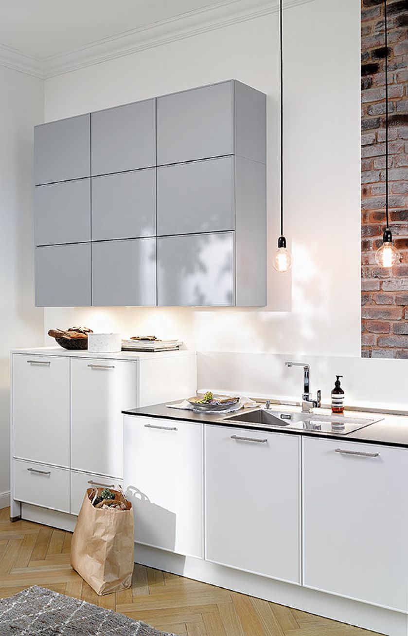 Schowki pod szafkami w dużych płytkich szufladach.