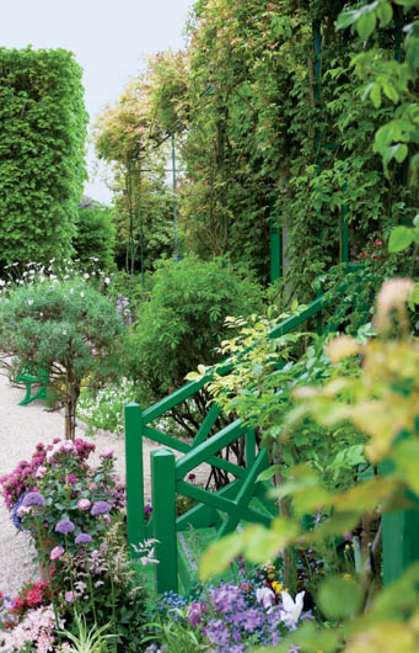 Wokól domu znajdziemy kwiaty we wszystkich odcieniach różu i fioletu.