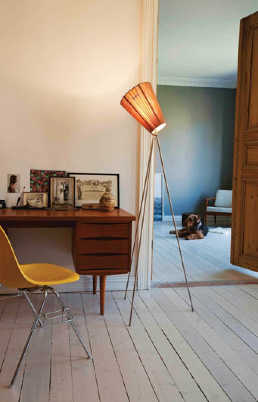 Zaprojektowana przez Ove Rogne Shade. Abażur wykonany został z materiału, nóżki metal niklowany. kosztuje 1950