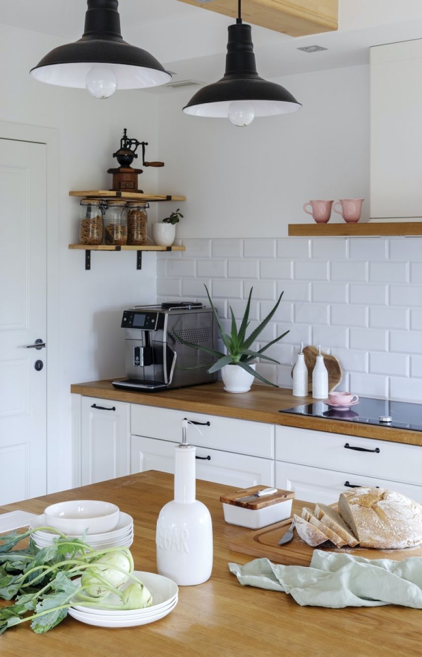 białe szafki kuchenne z drewnianym blatem