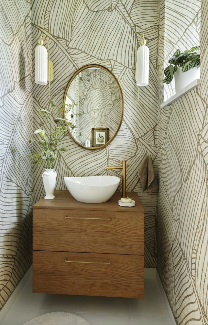 mała łazienka z tapetą na ścianie
