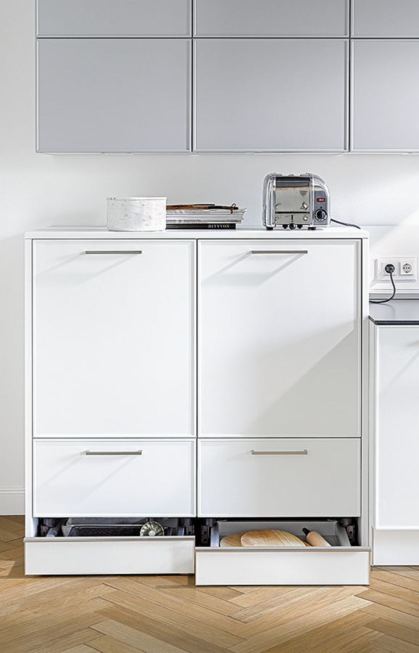 Aby było jeszcze wygodniej, w szafkach znalazło się też miejsce (z gniazdkiem) na toster czy krajalnicę.