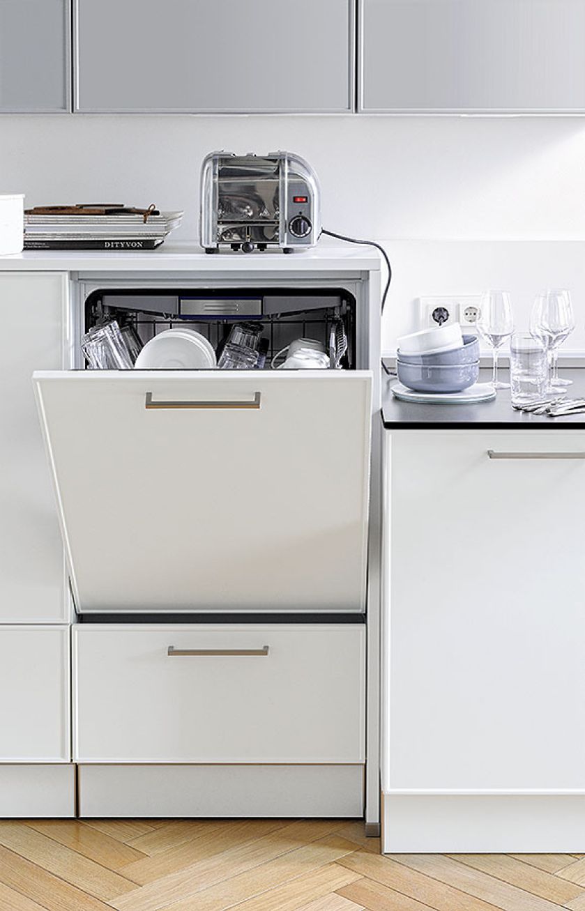 Szafka z wysuwanymi metalowymi szufladami na różne naczynia.