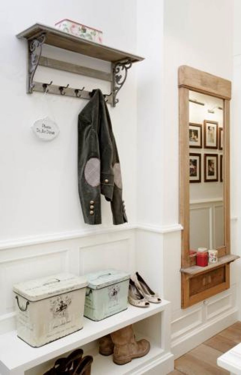 Stare lustro pani domu znalazła na warszawskim Kole. Wieszaki kupiła we Fryderyk Gallery, a dekoracyjne