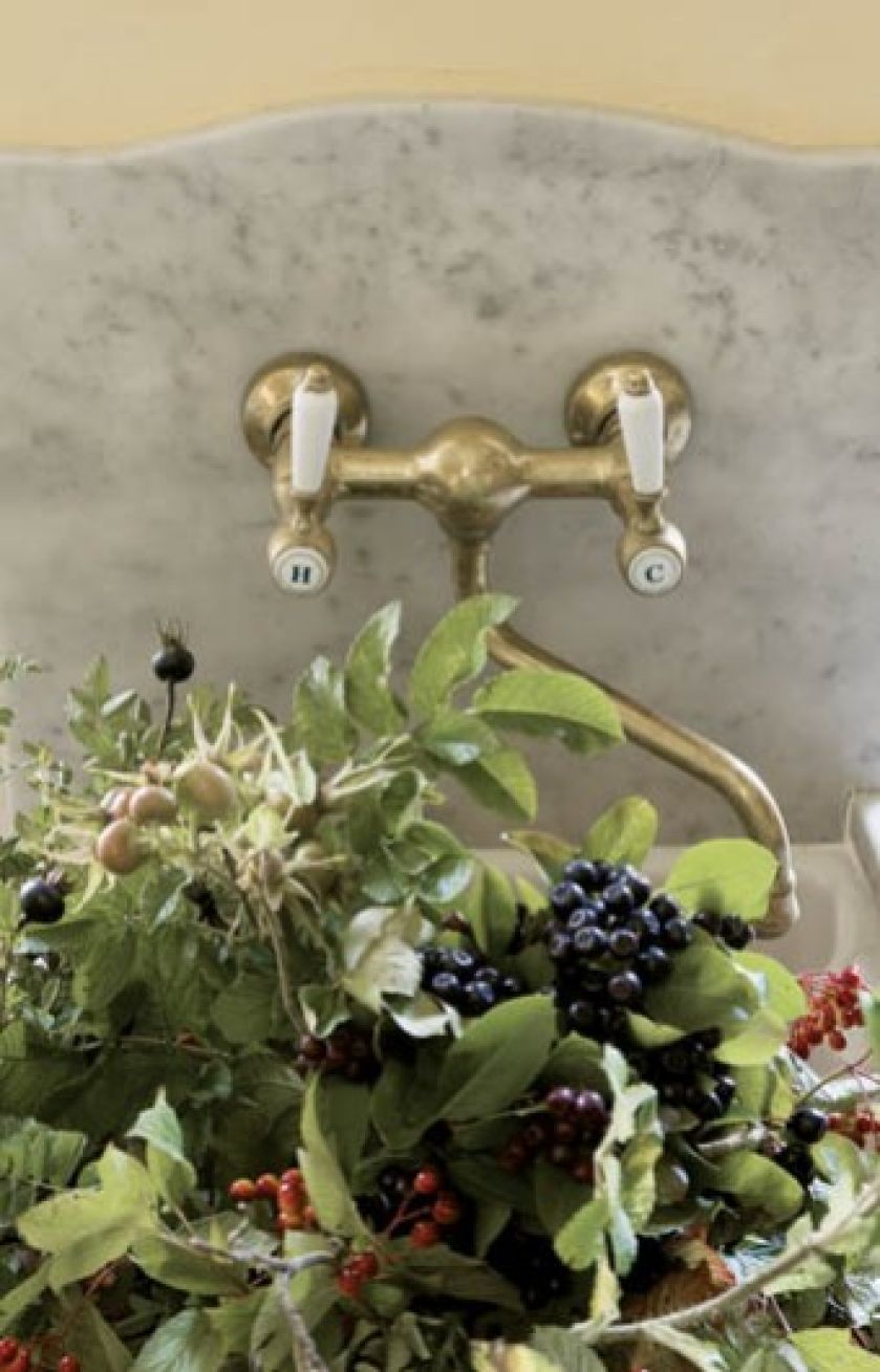 Do marmurowego zlewu pasuje stylizowana mosiężna bateria z ceramicznymi kurkami.