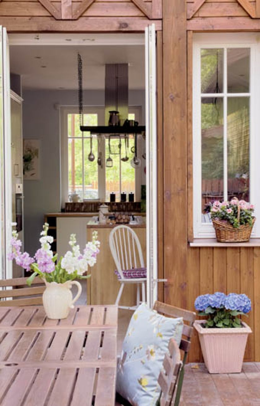 Gospodyni nie lubi kompletów dlatego przemieszała różne meble.