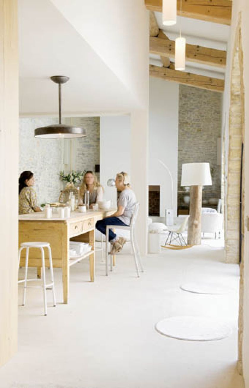 W otwartej kuchni i salonie dziennym rodzina spędza najwięcej czasu.