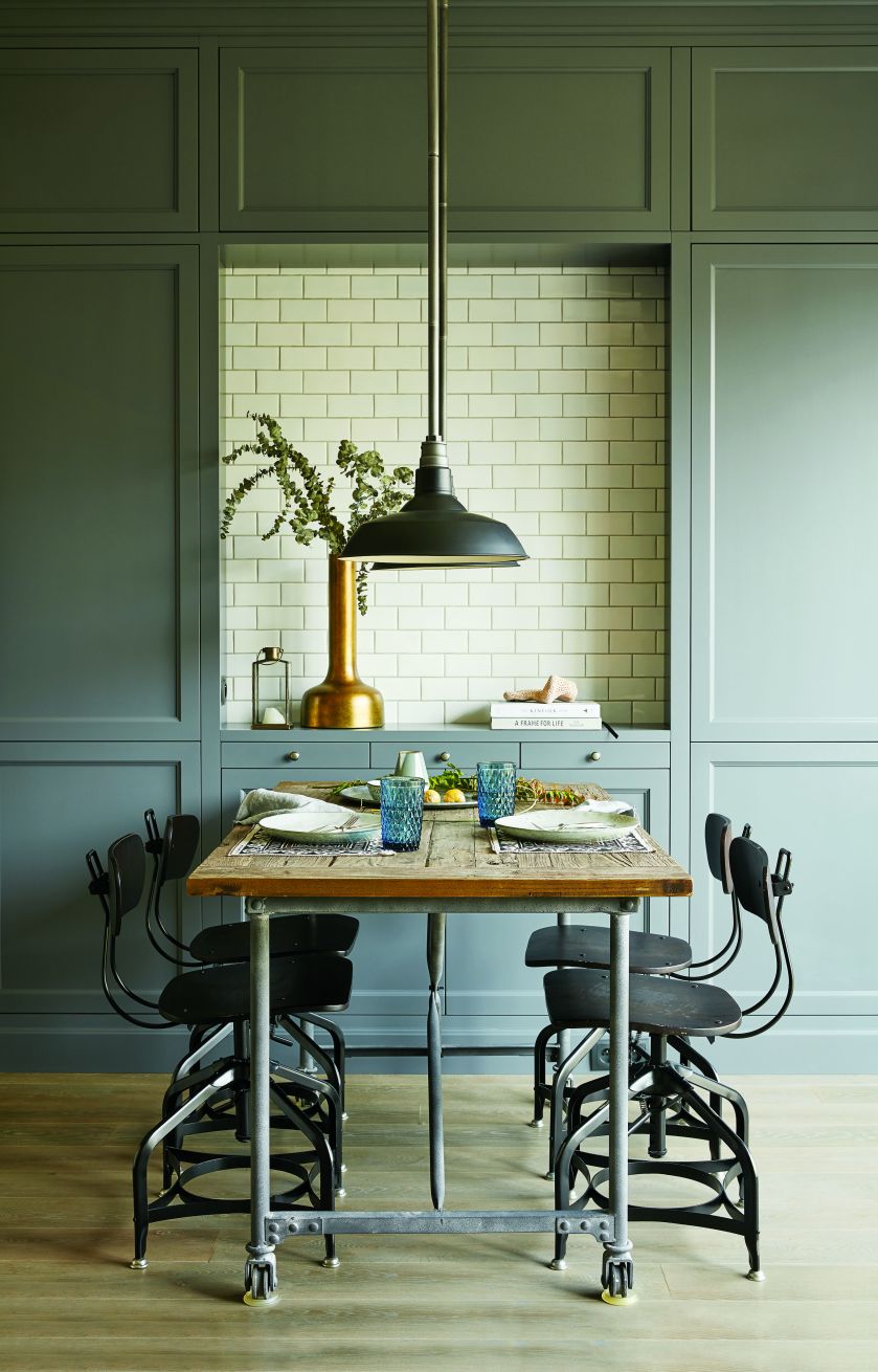 stół z krzesłami w stylu loftowym