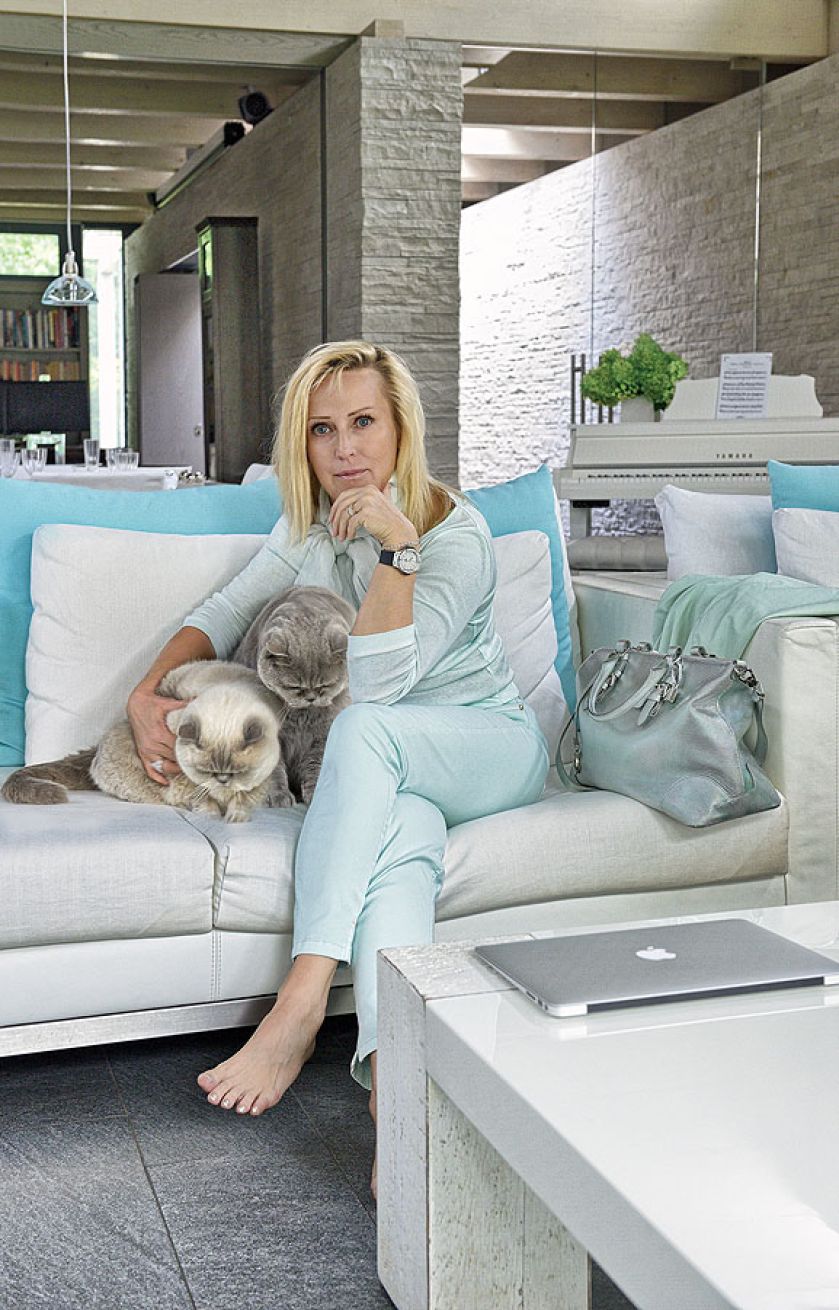 Właścicielka domu z ukochanymi kotami brytyjczykami Lakiem i Rubinem.