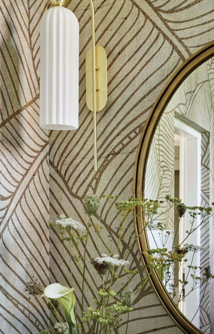 łazienka z tapetą na ścianie