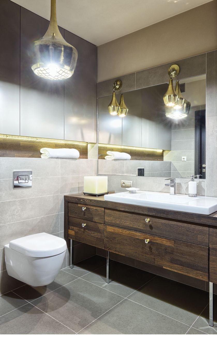 Chociaż dom jest gęsto otoczony drzewami, ma magiczne światło. Dzięki sosnom, które do późnego wieczora