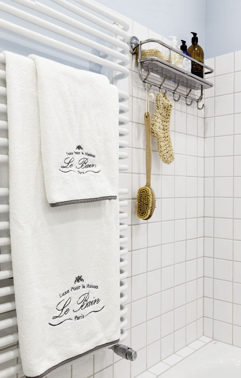 białe kafelki w łazience