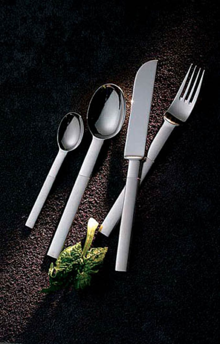 Zastawę zaprojektował bardzo popularny w Szwecji Gunnar Cyren. I szkła, i sztućce nazwano krótko – NOBEL.