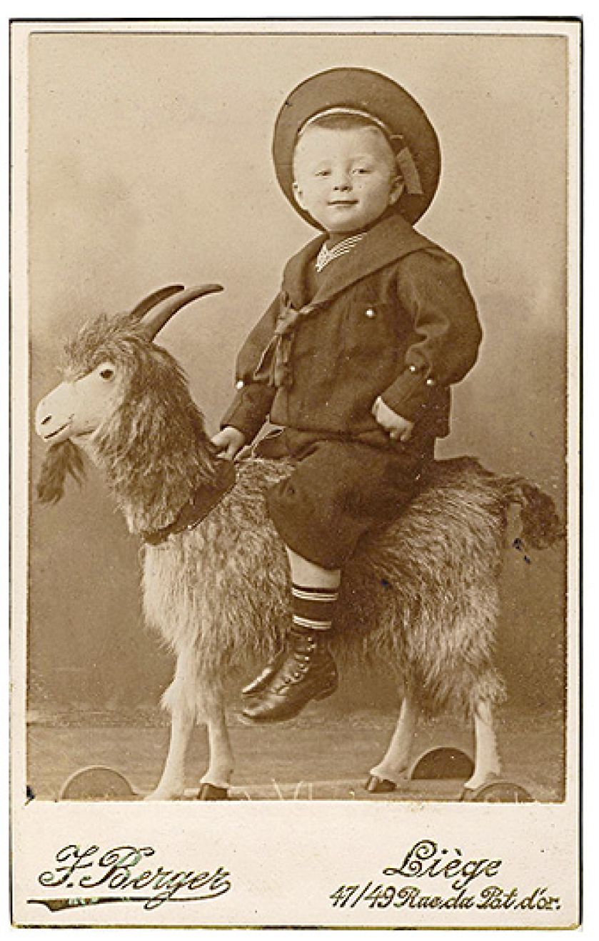 Chłopiec na koziołku, carte de visite, F. Berger, lata 90. XIX w