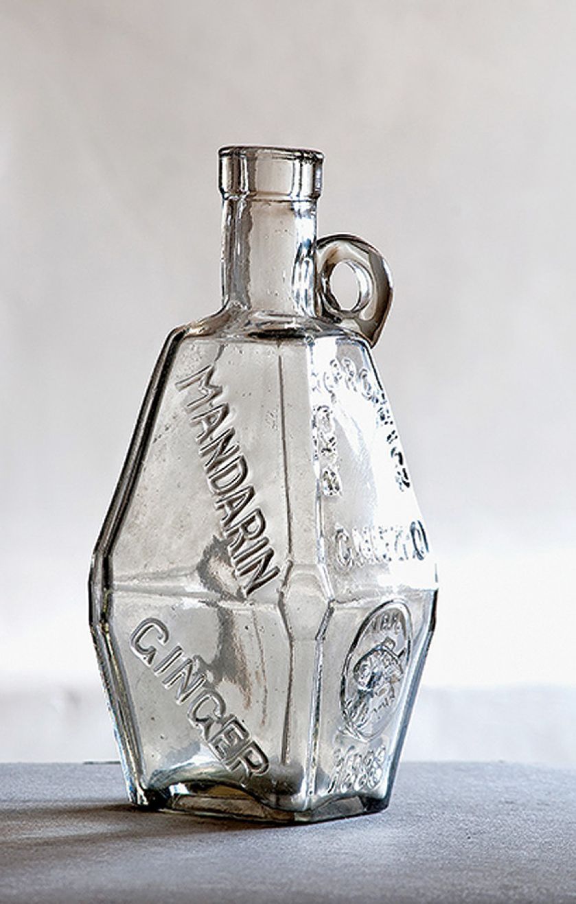 Grube szkło z tłoczonymi napisami. Do wódeczki