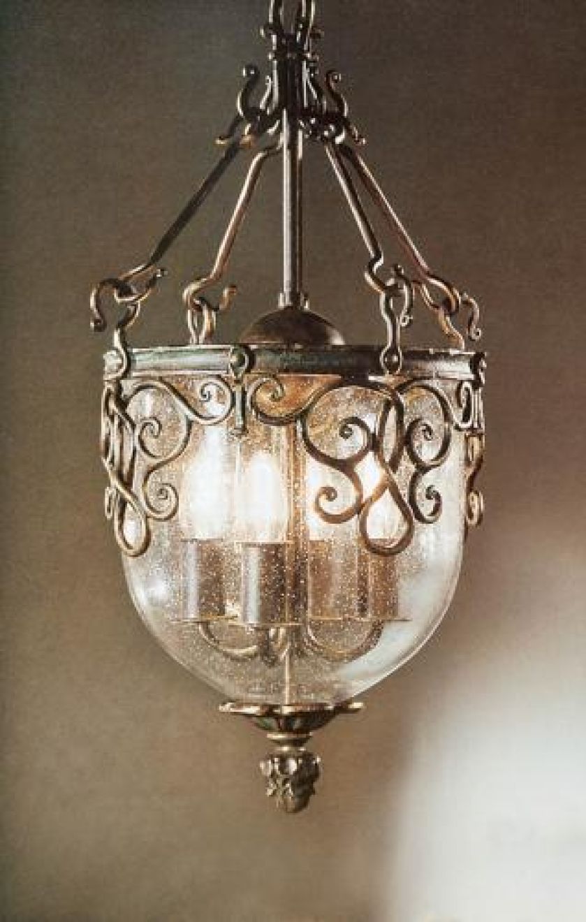 Ten żyrandol firmy Robers zrobiono z ręcznie kutej i giętej stali. Kosztuje 5000 zł. KRYSZTAŁ