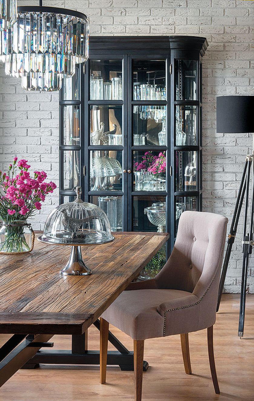 W nowoczesnym, ale stylowo urządzonym lofcie prym wiedzie bielone lub olejowane drewno.