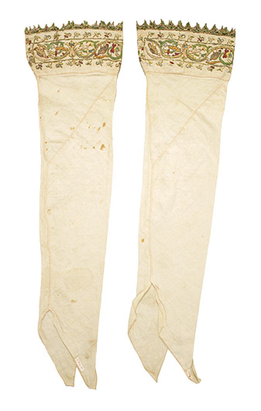 XVI-wieczne włoskie pończochy lniane z jedwabnymi i metalowymi zdobieniami. The Metropolitan Museum of Art