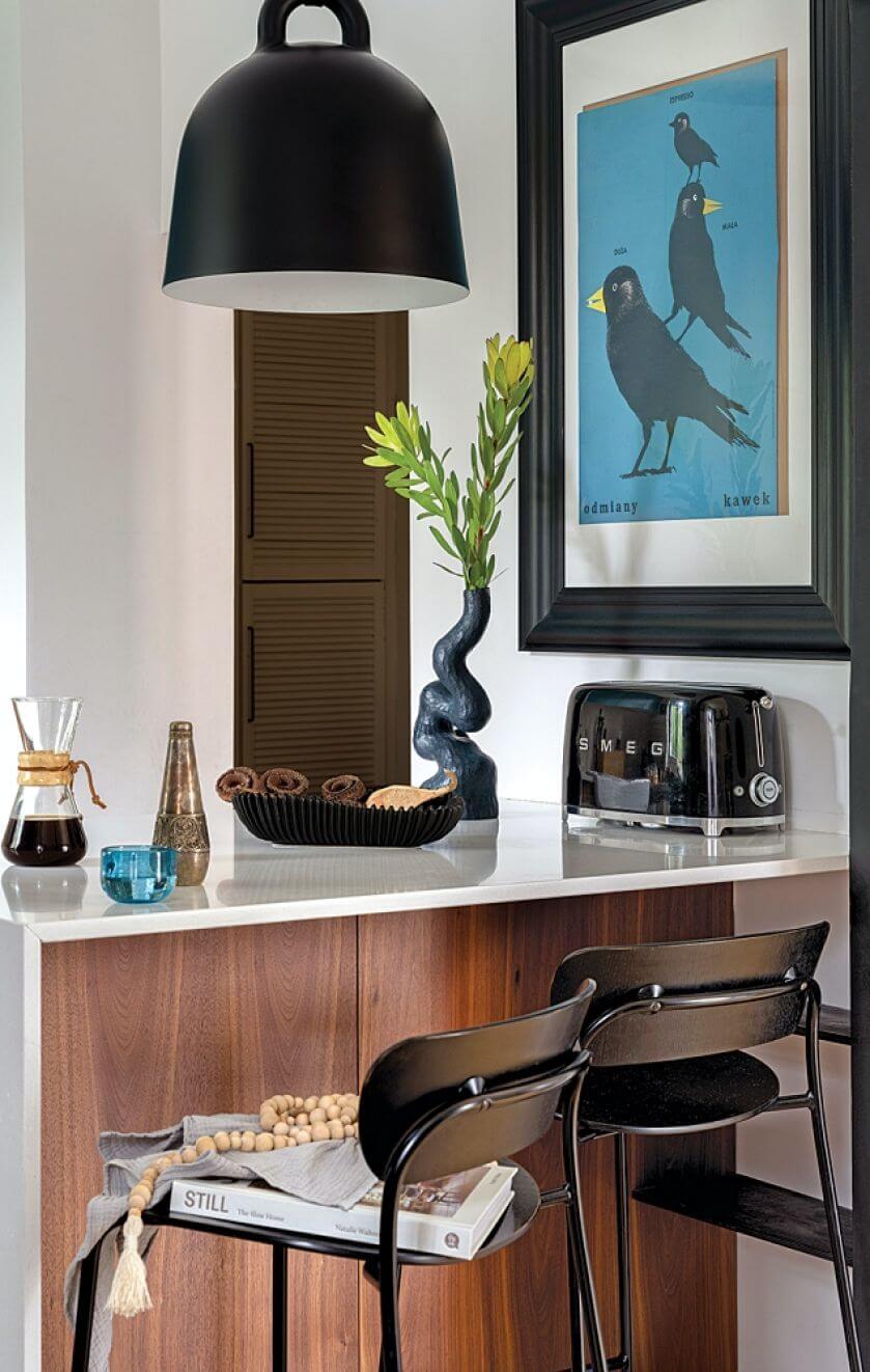 co na ścianę przy stole przy wyspie kuchennej