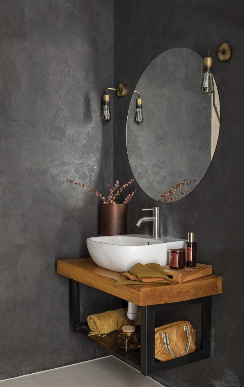 czarna łazienka z drewnem