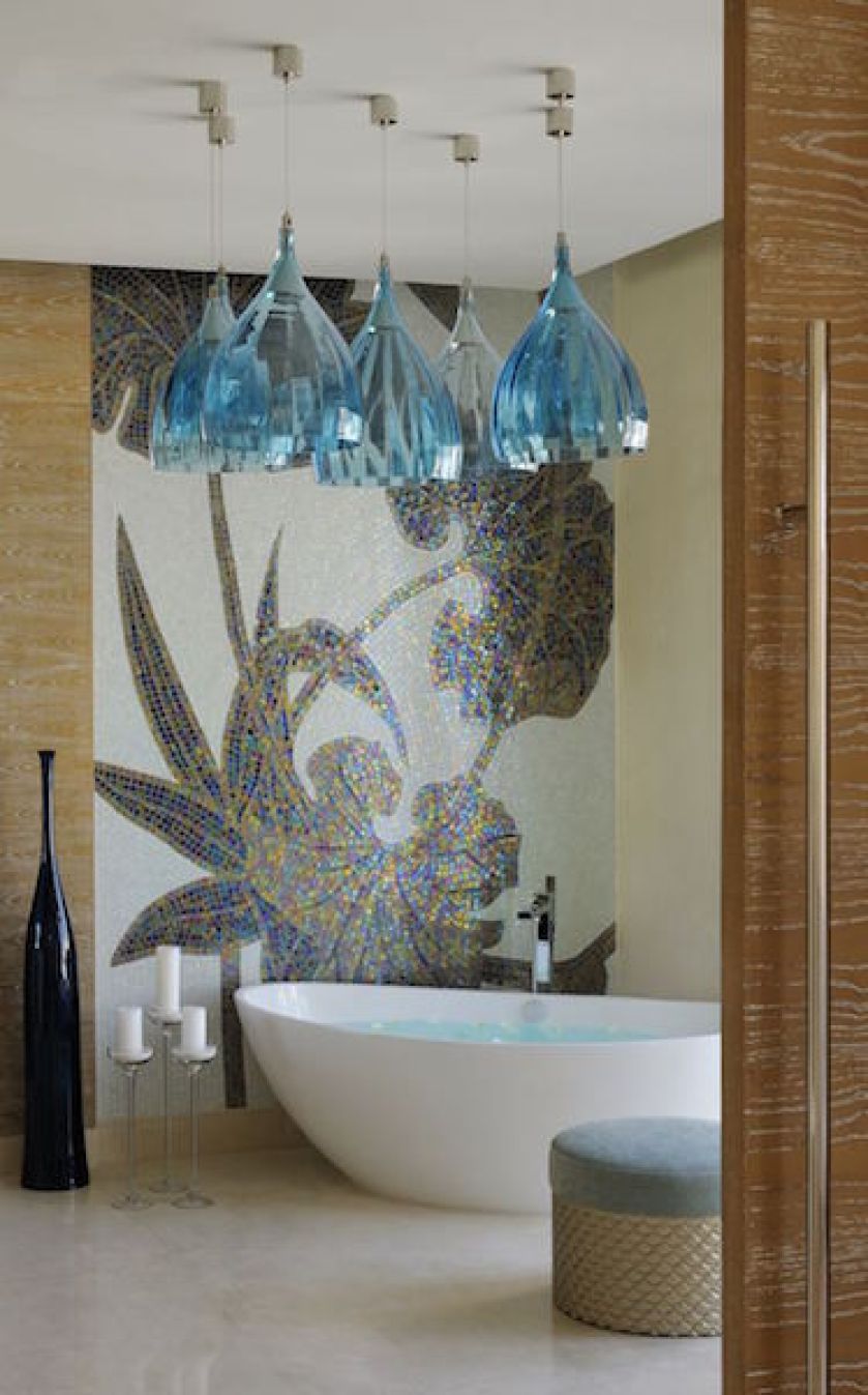 Zestaw siedmiu ręcznie formowanych szklanych kloszy w kształcie kielichów kwiatowych w niewielkim, prostym pokoju kąpielowym.