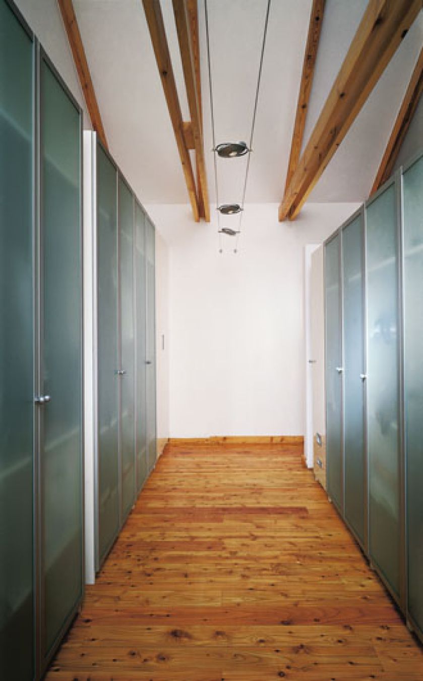 Przy najbardziej nasłonecznionej ścianie powstała garderoba, stanowiąca doskonałą izolację. Dzięki temu w upały