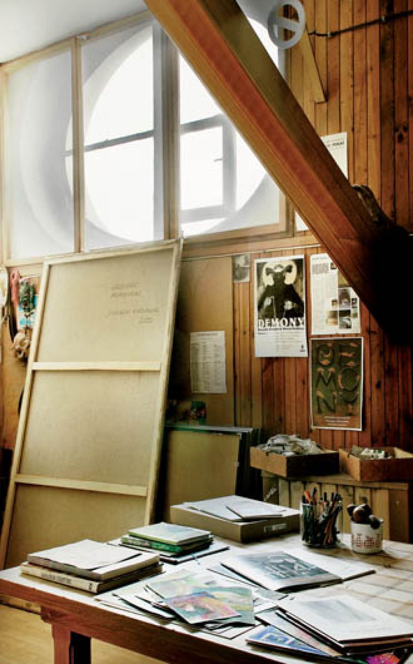 Wysoko pod sufitem owalne okno rzuca na ścianę jasną plamę światła. Znajdziemy ją na wielu obrazach artysty.