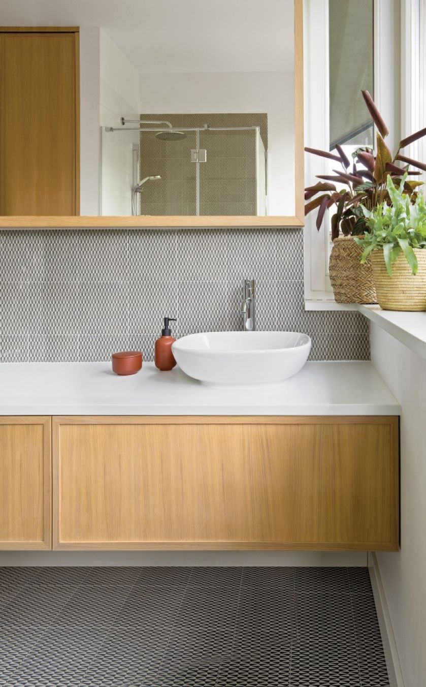 szara łazienka z jasnym drewnem