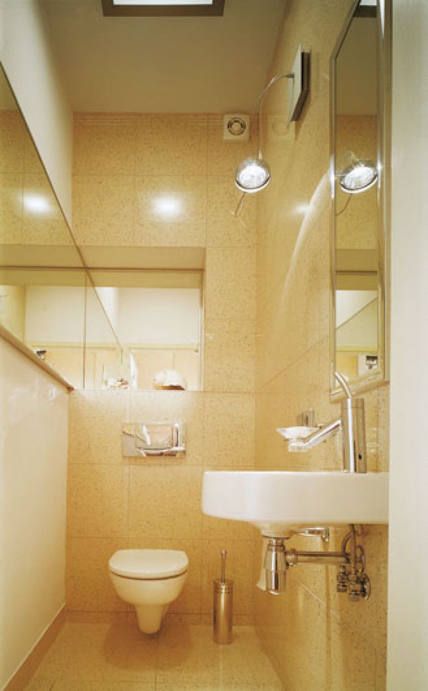 Geometria, kamień, chrom i szkło. Dom z elewacją z wapienia