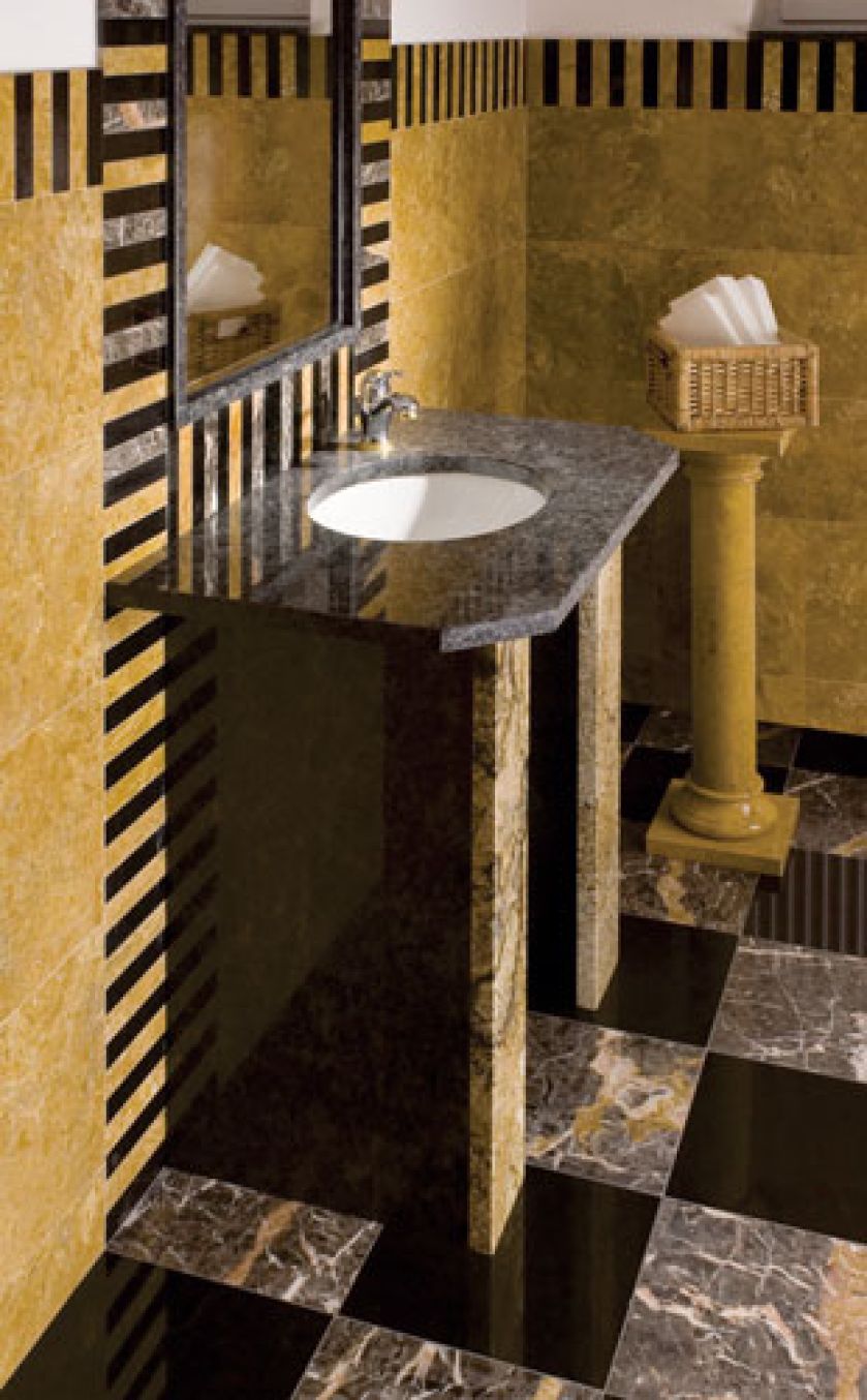 Czarne płytki Absolut Black (330 zł/m2) przypominają fakturą marmur