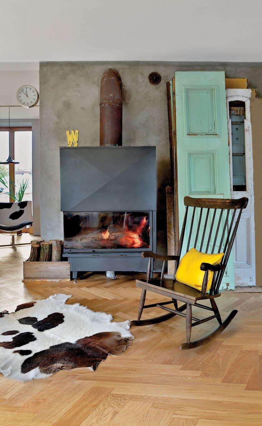 Dom zagadka – wnętrze z parkietem na ścianie