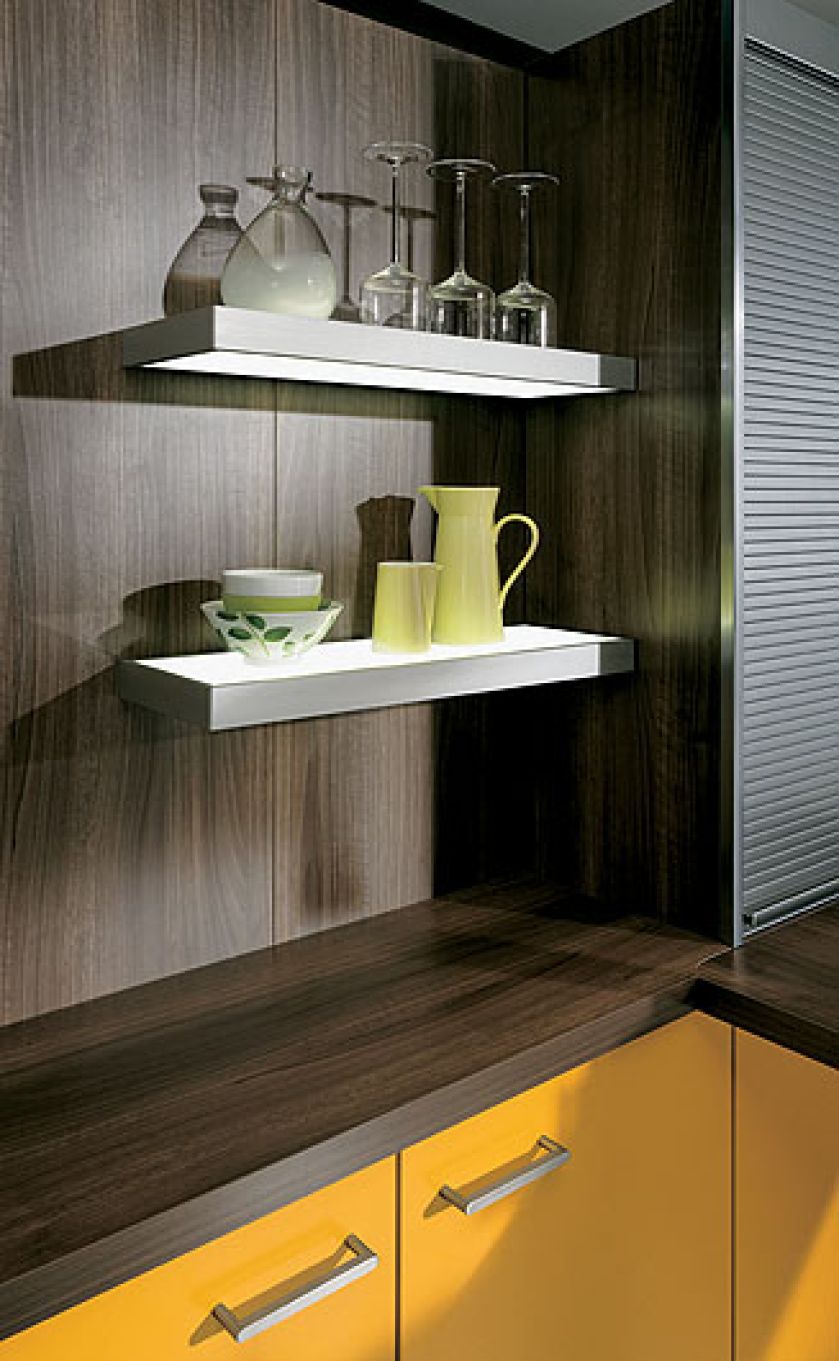 Na kuchennych podświetlanych półkach szkło wygląda zjawiskowo. ALNO