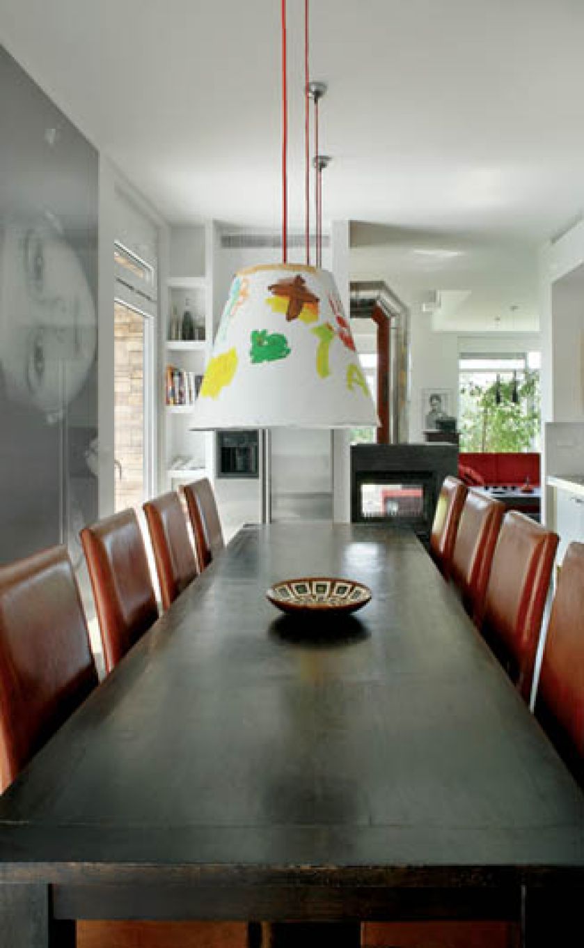 Trzymetrowy, lity kawałek drewna na stół sprowadzony został z Indii. Krzesła także pochodzą z Indii.