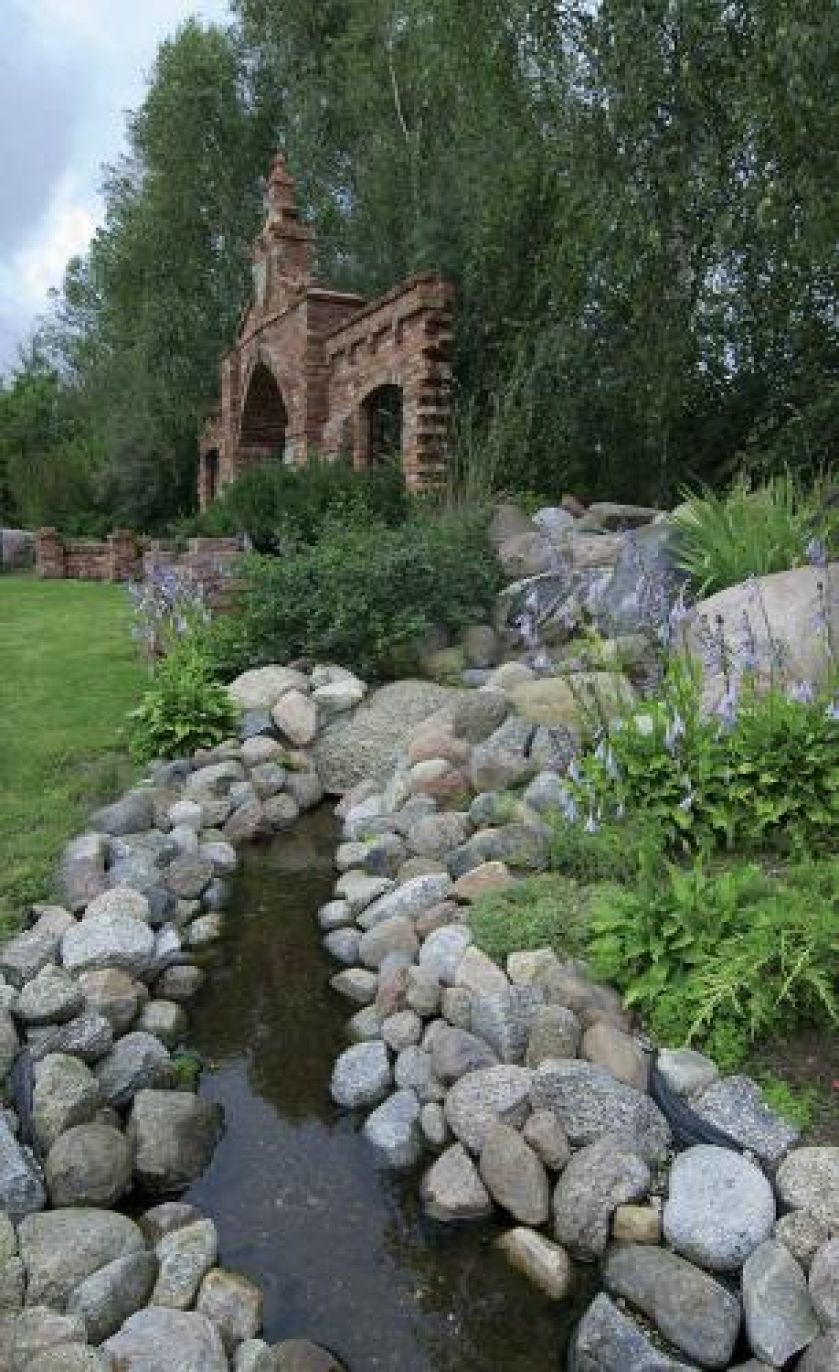 Na skraju lasu jest stara brama, która przypomina romantyczną ruinę z obrazów Davida Friedricha.