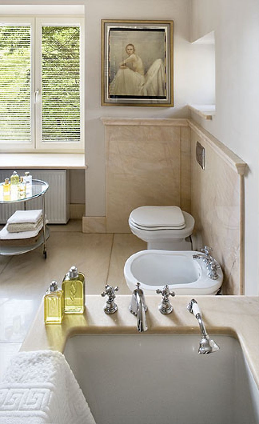 W domu są trzy łazienki, wszytkie marmurowe i z podgrzewanymi podłogami.