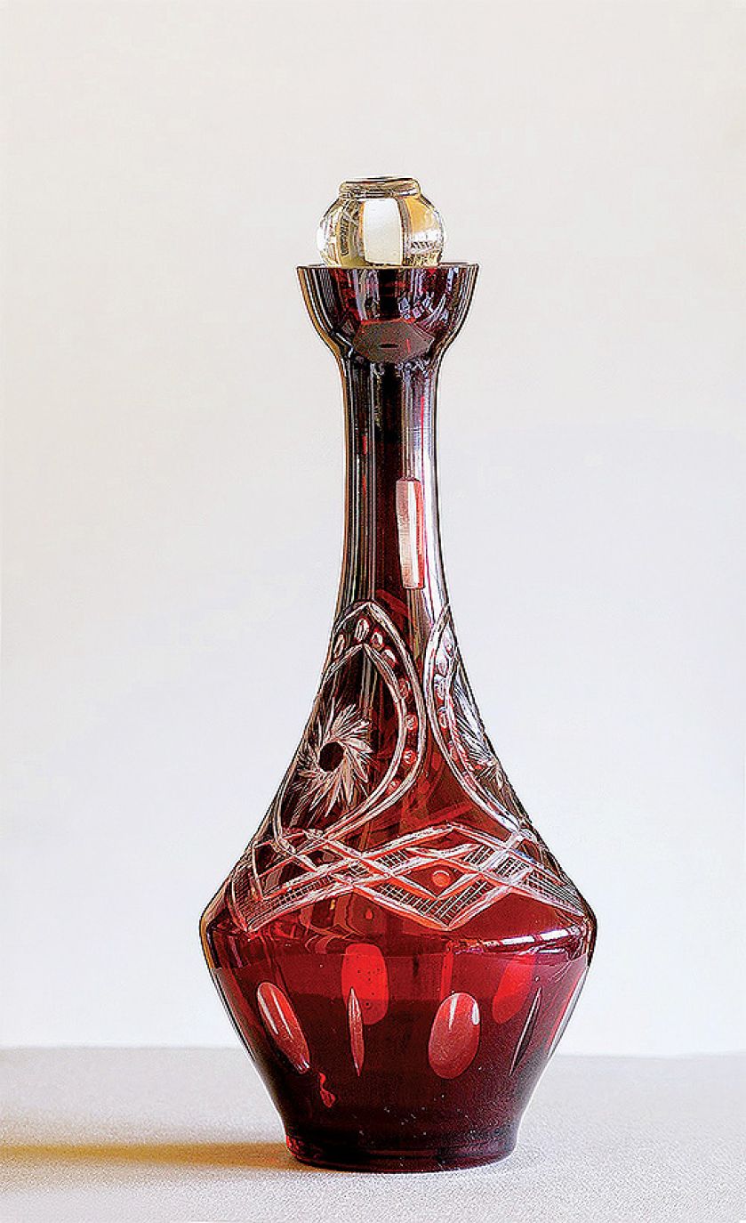 Z barwionego, rytowanego szkła. Do wódeczki