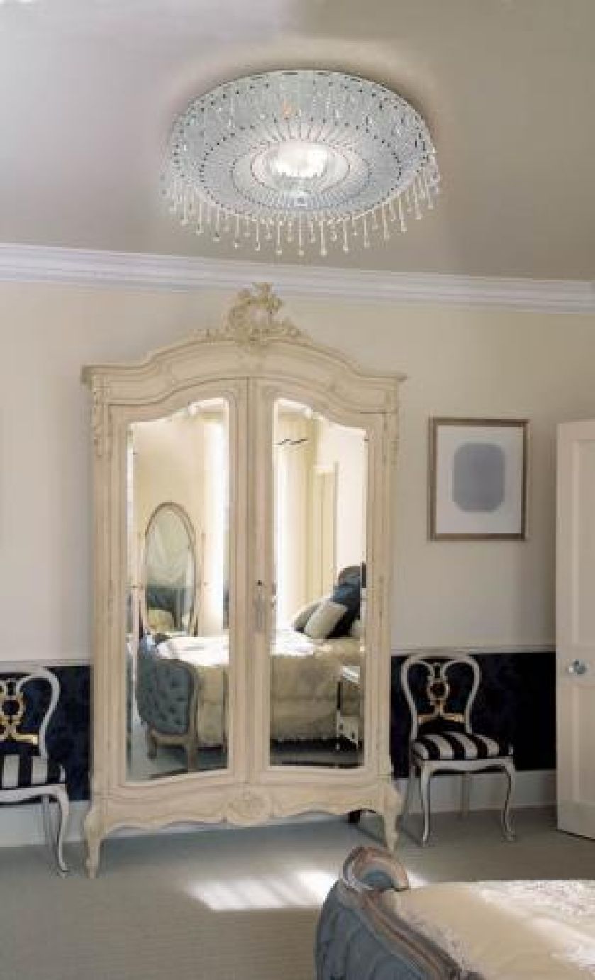 Ręcznie wykonany z dmuchanego szkła plafon Queen. Elementy wiszące zrobione zostały z topazu. Cena – 3583 euro netto. GALLERY