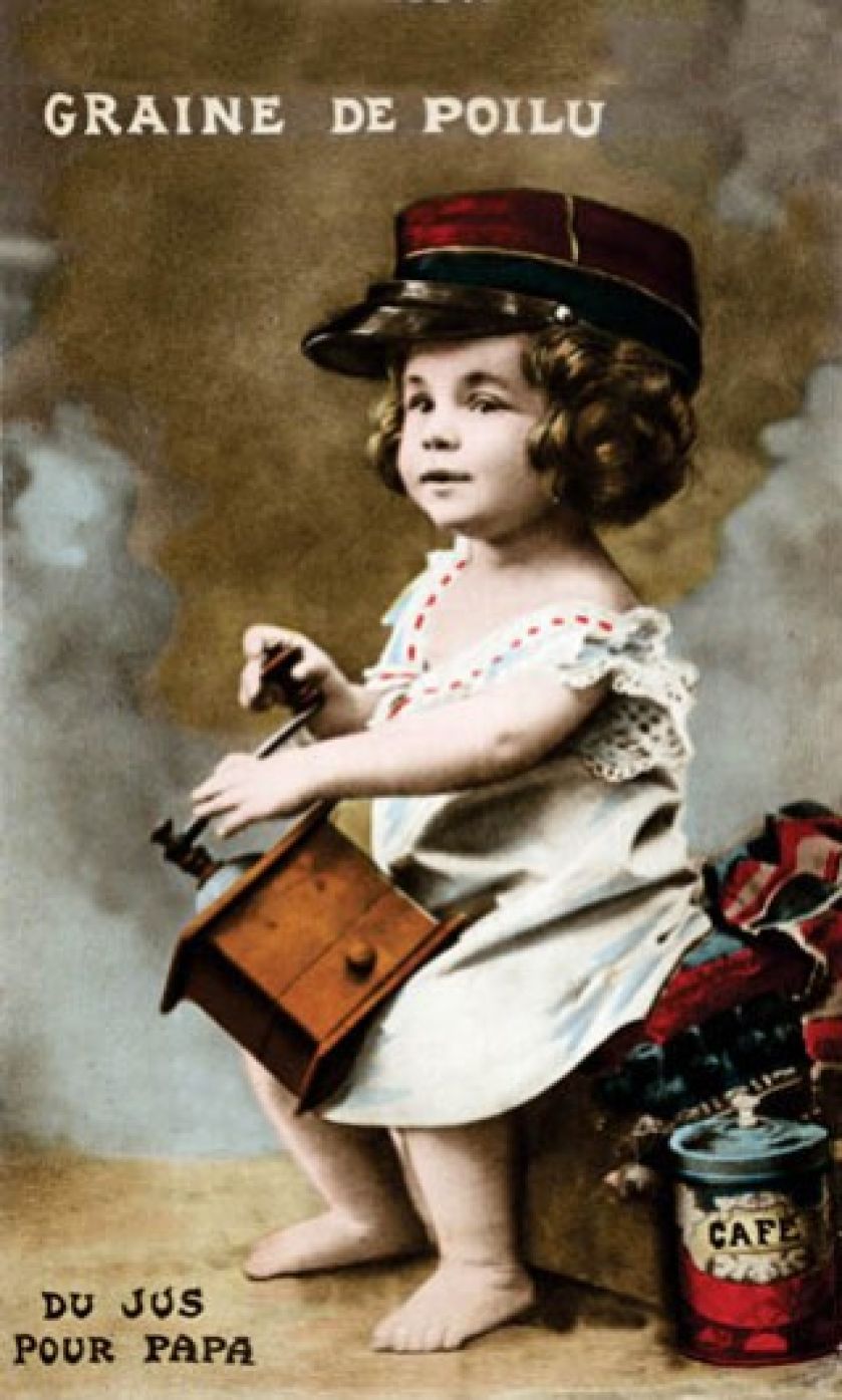 Dziewczynka miele kawę w młynku. Pocztówka miała wspierać żołnierzy na froncie, 1915 r., fot. FORUM