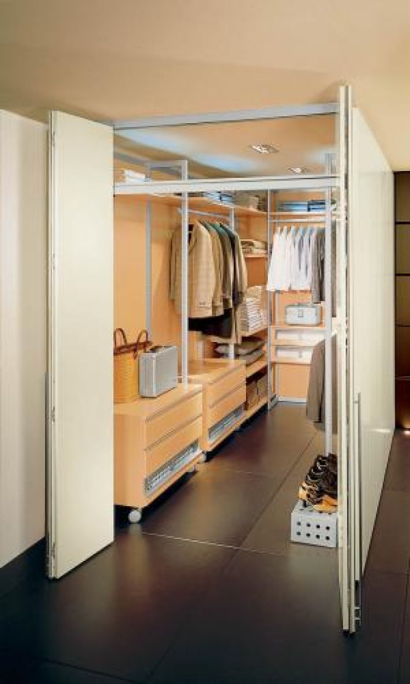 Niewykorzystany korytarz to świetne miejsce na podręczny schowek. ARKA MEBLE