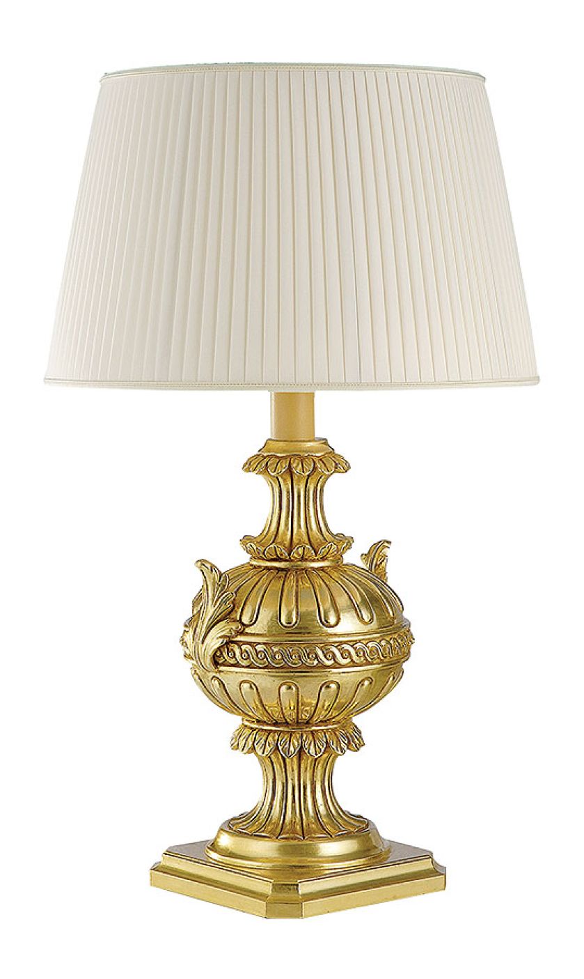 Lampa z białym abażurem rzeźbiona i złocona dokładnie tak, jak to robili rzemieślnicy w XVII-wiecznej Tosanii.