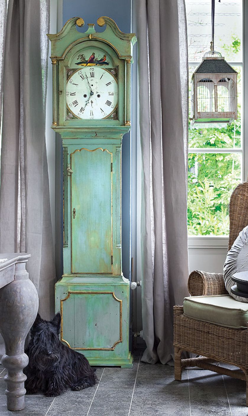 Zegar stojący w jadalni to główna jego ozdoba.