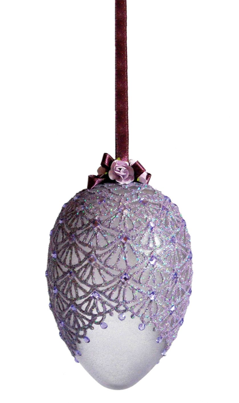 W kwiatach: pisanka z fioletową koronką. Fot. sylwiaserwin.pl